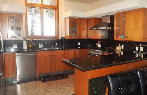 Highland Meadows Casa | Hermosa casa alpina con vistas panorámicas desde la cubierta, concepto abierto, jacuzzi