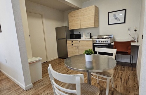 Prescott Apartamento | Beautifull Renovated High Ceiling Studio with Great Light