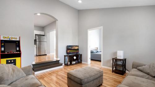 Downtown Niagara Falls Casa | Beautifull Whole House! Walk to Niagara Falls! 4 Bedroom Home