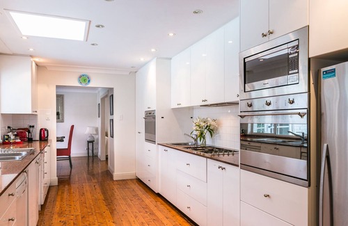 North Turramurra Hotel | HERMOSA CASA DESIGNADA EN 2 ACRES, CON PISCINA. EN EL PARQUE NACIONAL