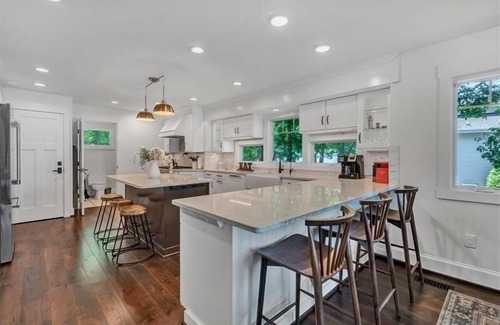 Huddleston Casa | Beautifully appointed SHOWPLACE home on FLAT LOT w/250' of shoreline & HOT TUB! Come Visit "Viewtopi