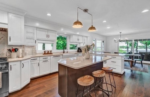 Huddleston Casa | Beautifully appointed SHOWPLACE home on FLAT LOT w/250' of shoreline & HOT TUB! Come Visit "Viewtopi