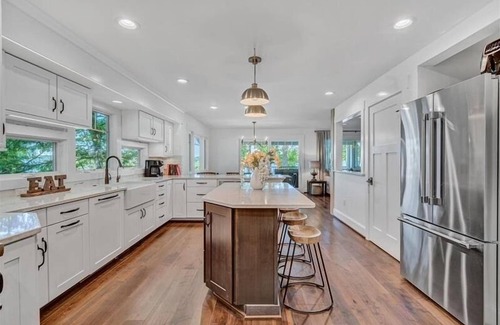 Huddleston Casa | Beautifully appointed SHOWPLACE home on FLAT LOT w/250' of shoreline & HOT TUB! Come Visit "Viewtopi