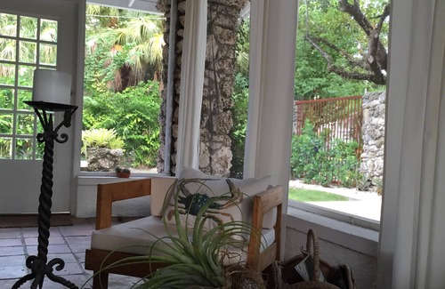 Northeast Coconut Grove Cabaña | Cabaña bellamente decorada ubicada en el exclusivo vecindario de Grove