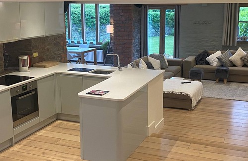 Llanfihangel Tal-y-llyn Casa | Beautifully appointed property at the foot of the Black Mountains.