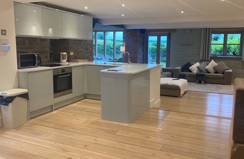 Llanfihangel Tal-y-llyn Casa | Beautifully appointed property at the foot of the Black Mountains.