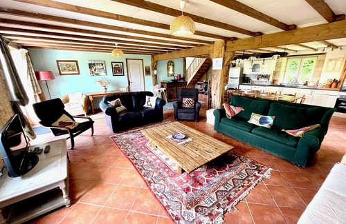 Montmoreau-Saint-Cybard Villa | Granero bellamente convertido en una ubicación tranquila e impresionante con piscina privada.