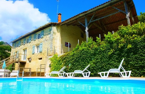 Montmoreau-Saint-Cybard Villa | Granero bellamente convertido en una ubicación tranquila e impresionante con piscina privada.