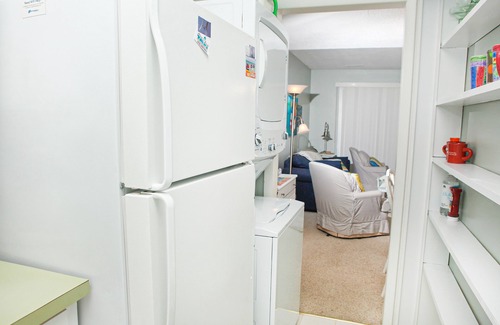 Pine Knoll Shores Condominio | Beautifully Decorated Condo with Private Balcony, Free WiFi, Shared Pool, W/D