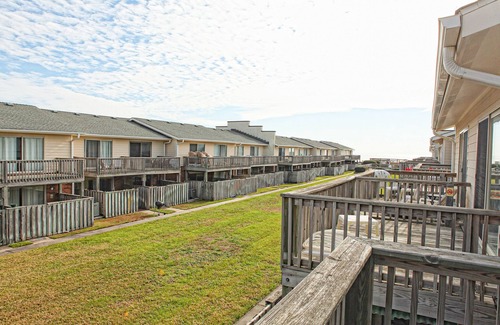 Pine Knoll Shores Condominio | Beautifully Decorated Condo with Private Balcony, Free WiFi, Shared Pool, W/D
