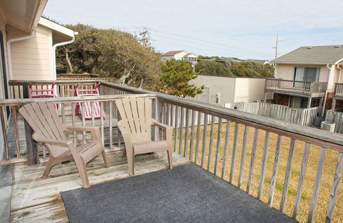 Pine Knoll Shores Condominio | Beautifully Decorated Condo with Private Balcony, Free WiFi, Shared Pool, W/D