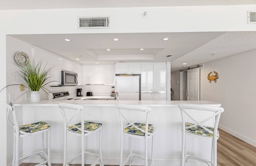 Bethune Beach Condominio | Bellamente decorada, unidad de esquina 3/3 frente al mar en Ocean Condo # 401