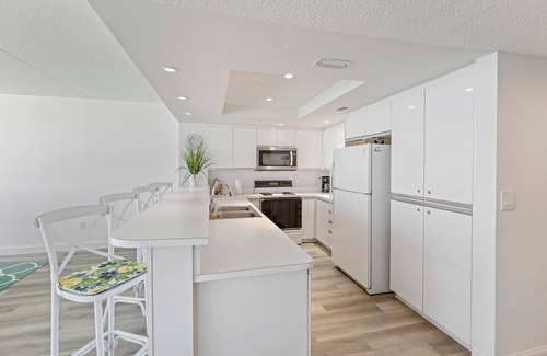 Bethune Beach Condominio | Bellamente decorada, unidad de esquina 3/3 frente al mar en Ocean Condo # 401