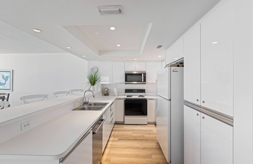 Bethune Beach Condominio | Bellamente decorada, unidad de esquina 3/3 frente al mar en Ocean Condo # 401
