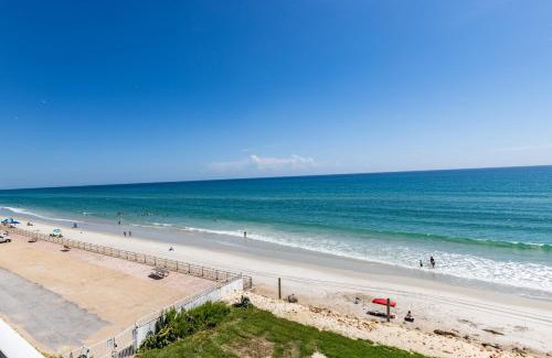 Bethune Beach Apartamento | Beautifully decorated oceanfront 33 corner unit in Ocean Condo 401
