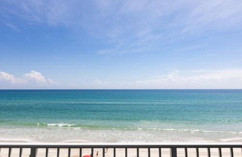 Bethune Beach Apartamento | Beautifully decorated oceanfront 33 corner unit in Ocean Condo 401