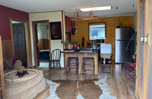 Thurston Cabaña | Beautifully decorated Cottage on 30 acre ranch, accommodations for horses extra