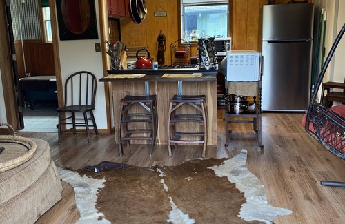 Thurston Cabaña | Beautifully decorated Cottage on 30 acre ranch, accommodations for horses extra