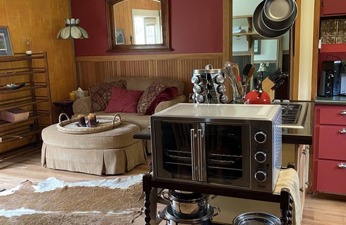 Thurston Cabaña | Beautifully decorated Cottage on 30 acre ranch, accommodations for horses extra
