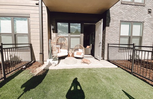 North Westminster Apartamento | Beautifully decorated boho chic 1 bedroom apt w/ resort amenities!