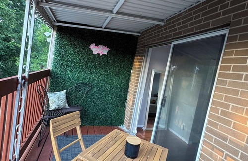 Westwood Apartamento | Beautifully decorated space with private outdoor balcony.
