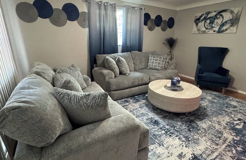 Westwood Apartamento | Beautifully decorated space with private outdoor balcony.