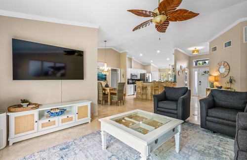 Vero Beach Casa | Beautifully decorated and centrally located! Pool table and Fenced yard.