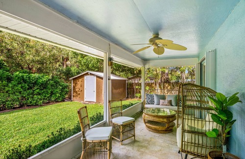 Vero Beach Casa | Beautifully decorated and centrally located! Pool table and Fenced yard.