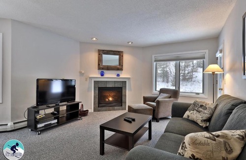 Killington Casa | Beautifully decorated 3 bedroom condo nestled Slopeside on Pico Mountain Ski-in Ski-out G101