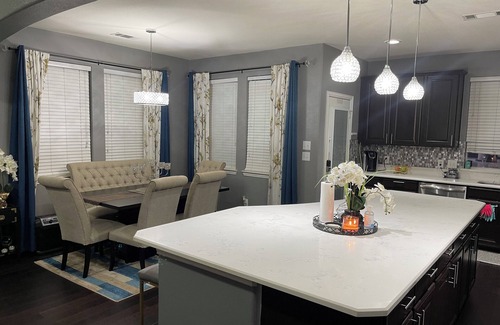 Lincoln Park Casa | Beautifully decorated family home- Pet friendly and close to major highways!