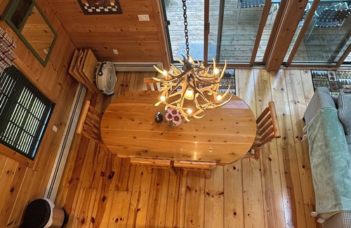 Hillsdale Chalet De Esquí | Muy bien decorado y chalet de registro impecable en 3 acres, vistas de invierno.