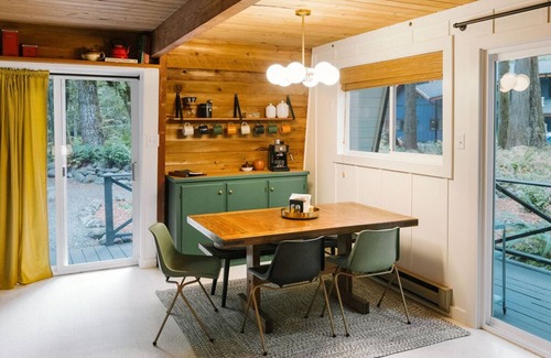 Glacier Cabina | Beautifully Designed Arched A-Frame Cabin with Gas Grill & Wood-Burning Stove