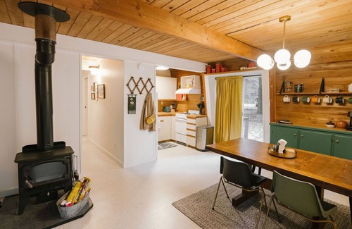 Glacier Cabina | Beautifully Designed Arched A-Frame Cabin with Gas Grill & Wood-Burning Stove