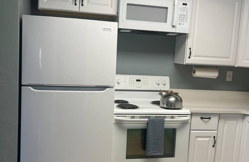 Forest Hills Casa | BEAUTIFULLY FURNISHED TWO-BEDROOM UNIT, LOADED WITH APPLIANCES AND PARKING