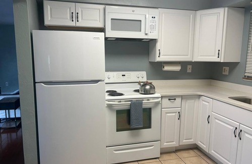 Forest Hills Casa | BEAUTIFULLY FURNISHED TWO-BEDROOM UNIT, LOADED WITH APPLIANCES AND PARKING