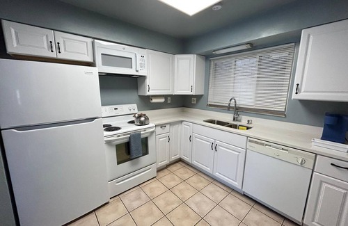 Forest Hills Casa | BEAUTIFULLY FURNISHED TWO-BEDROOM UNIT, LOADED WITH APPLIANCES AND PARKING