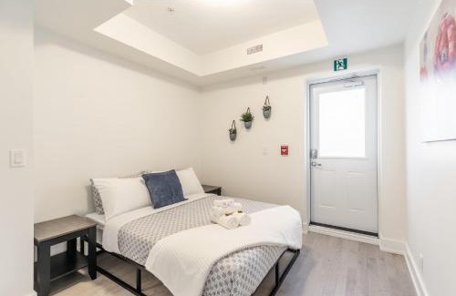 High Park-Swansea Hotel | Beautifully Furnished 3BR Apartment Close to High Park Neatest Intersection Lane N Bloor E Indian Rd