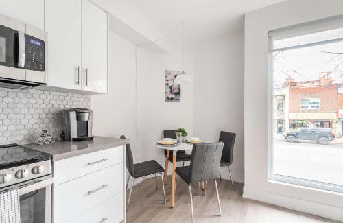 High Park-Swansea Hotel | Beautifully Furnished 3BR Apartment Close to High Park Neatest Intersection Lane N Bloor E Indian Rd