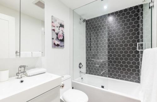 High Park-Swansea Hotel | Beautifully Furnished 3BR Apartment Close to High Park Neatest Intersection Lane N Bloor E Indian Rd