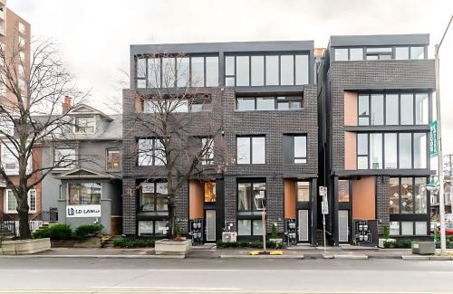 High Park-Swansea Hotel | Beautifully Furnished 3BR Apartment Close to High Park Neatest Intersection Lane N Bloor E Indian Rd