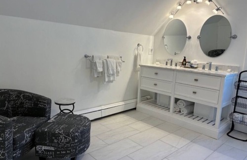 Rockport Apartamento | Beautifully furnished Queen Bedroom en-suite, at the Inn at Starlight Lodge