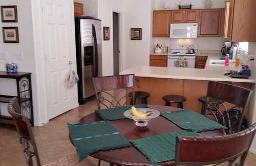 Saguaro Canyon HOA Casa | Bellamente amueblado One Story House 4bd 2ba Garaje para 2 autos en calle sin salida, LIMPIO