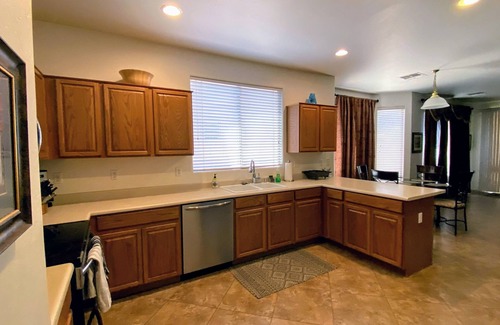 Saguaro Canyon HOA Casa | Bellamente amueblado One Story House 4bd 2ba Garaje para 2 autos en calle sin salida, LIMPIO