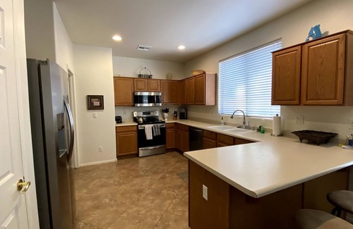 Saguaro Canyon HOA Casa | Bellamente amueblado One Story House 4bd 2ba Garaje para 2 autos en calle sin salida, LIMPIO