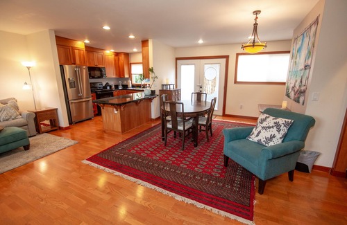 Corvallis Cabaña | Beautifully furnished, charming 1bd/2ba historic cottage in Downtown Corvallis