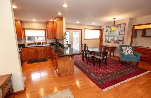 Corvallis Cabaña | Beautifully furnished, charming 1bd/2ba historic cottage in Downtown Corvallis