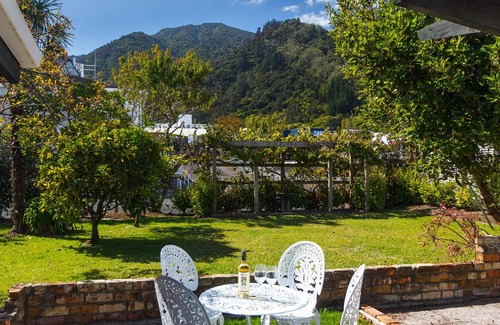 Te Aroha Casa | Beautifully-maintained Villa in walking distance to Te Aroha hot pools, cafes