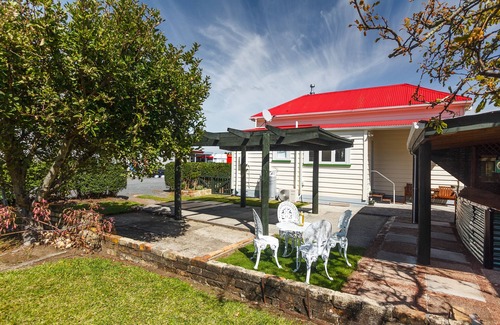 Te Aroha Casa | Beautifully-maintained Villa in walking distance to Te Aroha hot pools, cafes