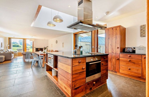 Great Tew Cabaña | Beautifully presented Cotswold holiday cottage with a hot tub - Walnut Barn