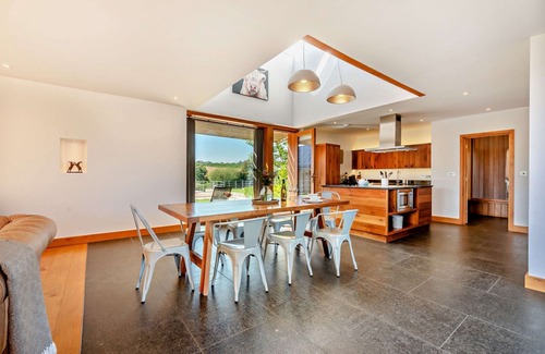 Great Tew Cabaña | Beautifully presented Cotswold holiday cottage with a hot tub - Walnut Barn